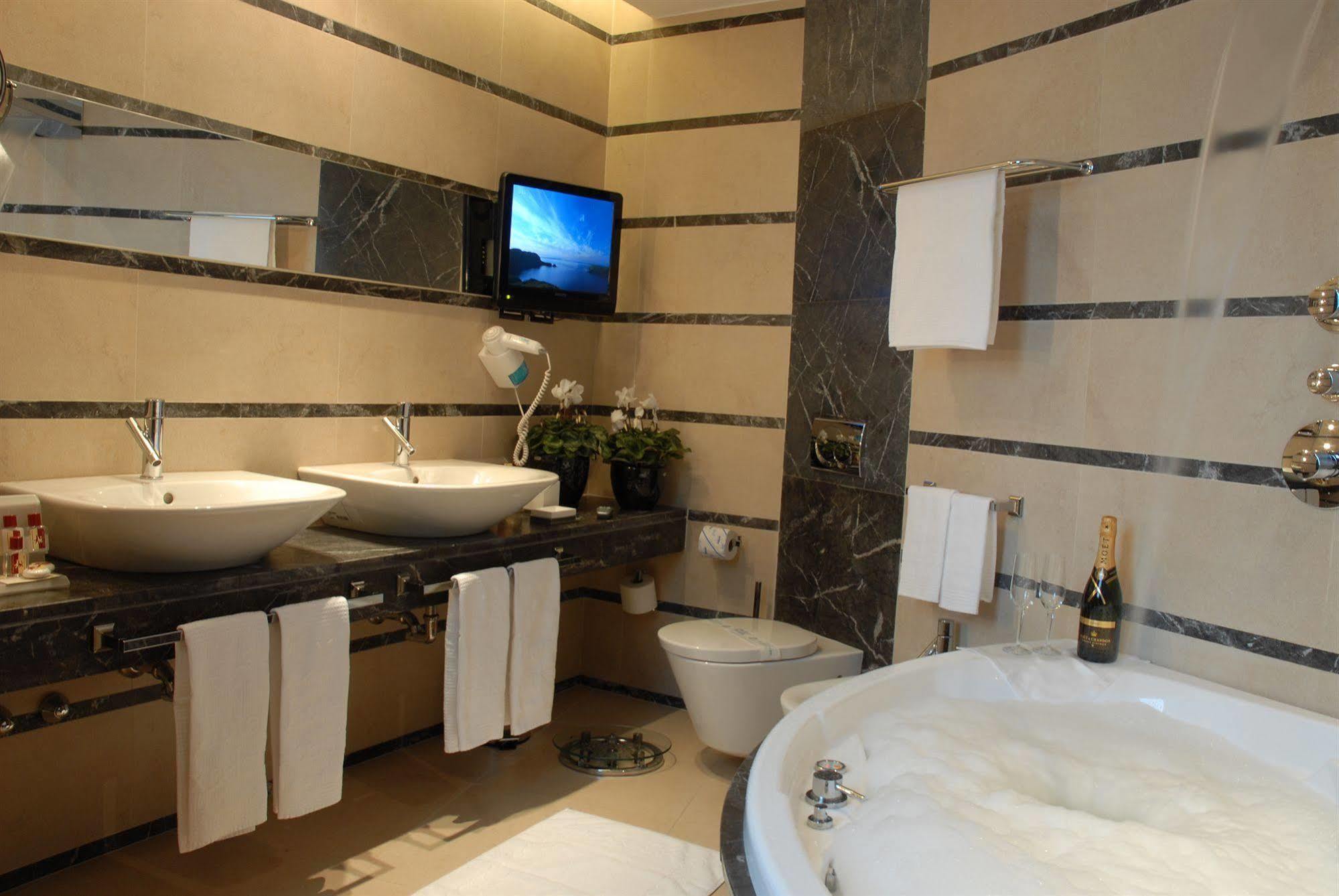 Hotel Excelsior Ла-Маддалена Екстер'єр фото